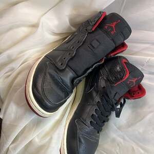 Air Jordan 1 Retro Mid Black/Red (GS)